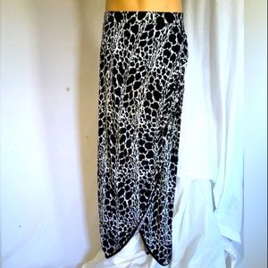 Long Comfortable Skirt Black & White